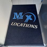 Tapis avec logo d'entreprise fond noir
